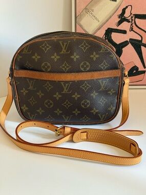 Louis Vuitton 💫 Senlis Vintage Monogram Crossbody Camera Bag